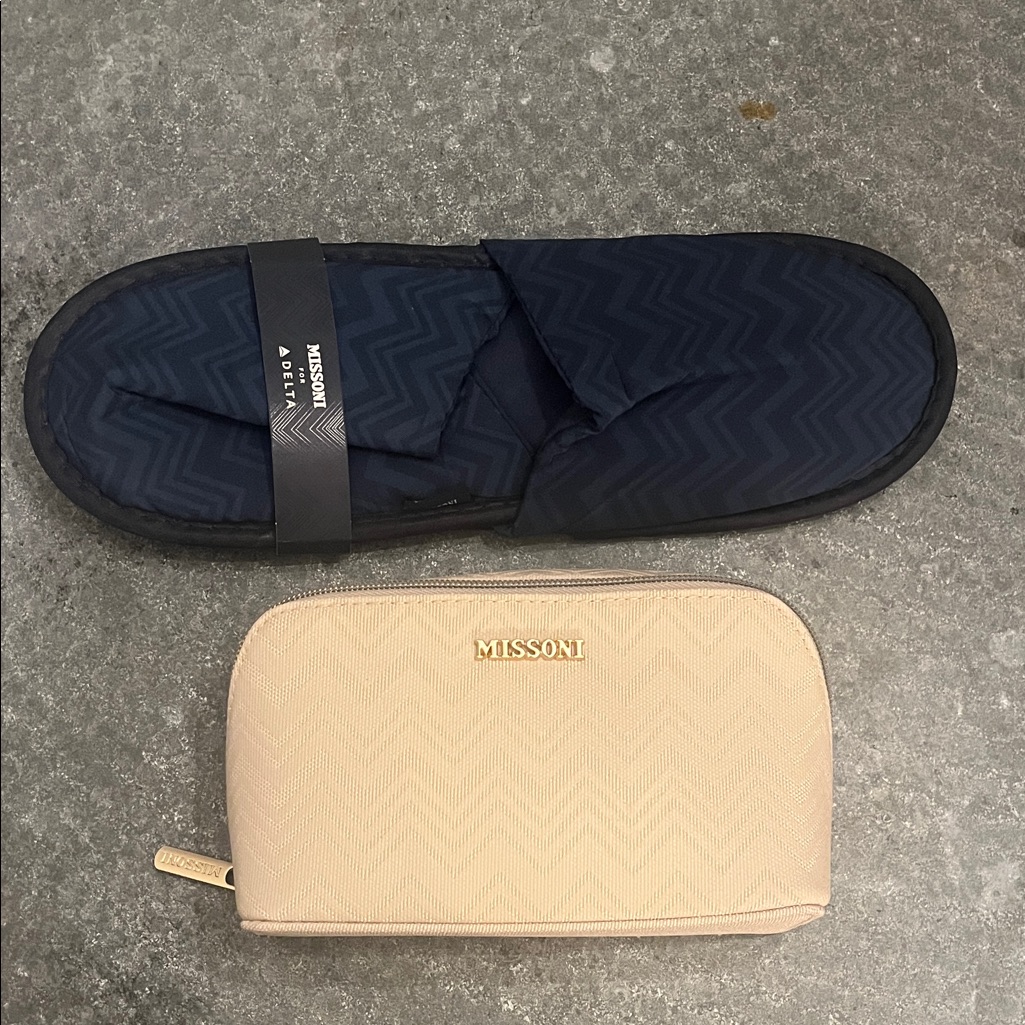 Missoni For Delta Brand New Light Pink Travel Kit  Slippers Set